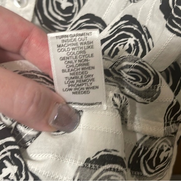 Allison Daley Black/White Button Up V Neck Shirt Size 3X w/Roll Tab sleeves - Picture 5 of 6